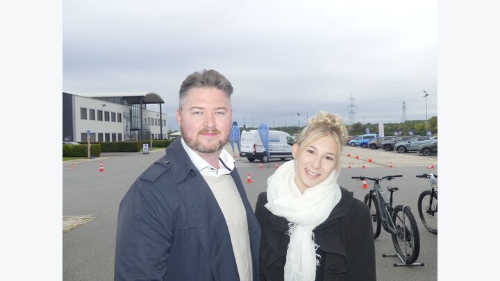 Akad.Verskfm. Dominik Wiedenhorn, Bezirksdirektor Wiener Städtische Versicherung, und Mitarbeiterin Nina Schallmayer