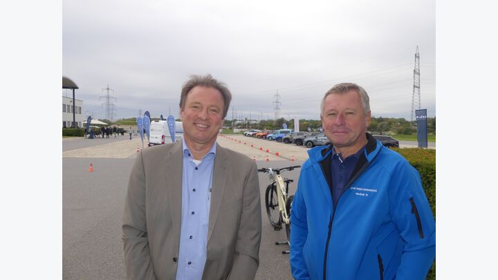 (v.l.) Georg Mölzer, Business Manager von Arval Austria, und Robert Havlicek, Großkundenverkauf von MVC Wien-Simmering
