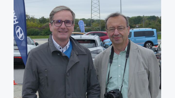 Wilfried Stöckl, Generalsekretär vom „AUTOSERVICE“-Koooperationspartner VFT, Verband der freien Kfz-Teilefachhändler, und Andreas Übelbacher, Chefredakteur „firmenwagen“ und „AUTOSERVICE“