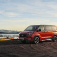 Die n?chste Generation des Tourneo Custom steht unter Strom: Ford Pro pr?sentiert mit dem neuen E-Tourneo Custom das vollelektrische Top-Modell seiner erfolgreichen Baureihe, die sich unter freizeitaktiven Familien und gewerblichen Kunden gleicherma?en gro?er Beliebtheit erfreut. Das lokal emissionsfreie Multifunktions-Fahrzeug, angesiedelt im 1-Tonnen-Nutzlast-Segment, basiert auf einer neu entwickelten Plattform und bietet bis zu neun Personen souver?n Platz. Es vereint hohen Federungs- und Ger?uschkomfort mit einem kraftvoll-geschmeidigen Antrieb. Die angestrebte Reichweite betr?gt bis zu 370 Kilometer. Die Markteinf?hrung des neuen E-Transit Custom in ?sterreich ist f?r Mitte 2023 geplant. / Weiterer Text ?ber ots und https://www.ots.at/pressemappe/DE143363 / Die Verwendung dieses Bildes f?r redaktionelle Zwecke ist unter Beachtung aller mitgeteilten Nutzungsbedingungen zul?ssig und dann auch honorarfrei. Ver?ffentlichung ausschlie?lich mit Bildrechte-Hinweis.