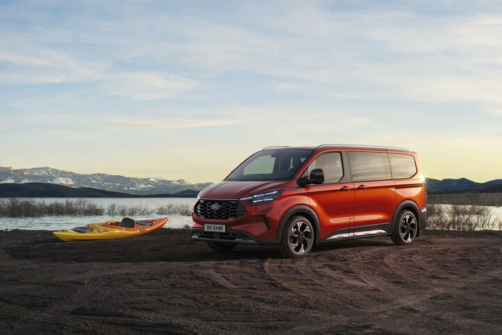 Die n?chste Generation des Tourneo Custom steht unter Strom: Ford Pro pr?sentiert mit dem neuen E-Tourneo Custom das vollelektrische Top-Modell seiner erfolgreichen Baureihe, die sich unter freizeitaktiven Familien und gewerblichen Kunden gleicherma?en gro?er Beliebtheit erfreut. Das lokal emissionsfreie Multifunktions-Fahrzeug, angesiedelt im 1-Tonnen-Nutzlast-Segment, basiert auf einer neu entwickelten Plattform und bietet bis zu neun Personen souver?n Platz. Es vereint hohen Federungs- und Ger?uschkomfort mit einem kraftvoll-geschmeidigen Antrieb. Die angestrebte Reichweite betr?gt bis zu 370 Kilometer. Die Markteinf?hrung des neuen E-Transit Custom in ?sterreich ist f?r Mitte 2023 geplant. / Weiterer Text ?ber ots und https://www.ots.at/pressemappe/DE143363 / Die Verwendung dieses Bildes f?r redaktionelle Zwecke ist unter Beachtung aller mitgeteilten Nutzungsbedingungen zul?ssig und dann auch honorarfrei. Ver?ffentlichung ausschlie?lich mit Bildrechte-Hinweis.