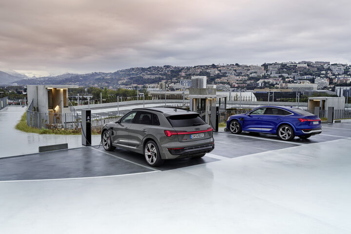 Audi Q8 e-tron quattro, Static photo, Colour: Chronos Gray metallic. Audi SQ8 Sportback e-tron quattro, Static photo, Colour: Ultra Blue metallic.