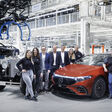 Das 22-millionste Mercedes-Benz Fahrzeug rollte in der Factory 56 in Sindelfingen vom Band. Ergun Lümali, Vorsitzender des Gesamtbetriebsrats der Mercedes-Benz Group AG und Vorsitzender des Betriebsrats des Mercedes-Benz Werks Sindelfingen (3. v. li.), Jörg Burzer, Mitglied des Vorstands der Mercedes-Benz Group AG, Produktion und Supply Chain Management (4. v. li.), Michael Bauer, Standortverantwortlicher und Leiter Produktion des Mercedes-Benz Werks Sindelfingen (5. v. li.) sowie Familie Akgüzel, in zwei Generationen tätig am Standort Sindelfingen, mit dem Mercedes 15/70/100 PS Offener Tourenwagen (1924) und dem EQS 580 4MATIC [WLTP: Stromverbrauch kombiniert: 21,3 ? 17,7 kWh/100 km; CO2-Emissionen kombiniert: 0 g/km]* The 22 millionth Mercedes-Benz vehicle rolled off the production line at Factory 56 in Sindelfingen, Germany. Ergun Lümali, Chairman of the General Works Council of Mercedes-Benz Group AG and Chairman of the Works Council of the Mercedes-Benz Sindelfingen Plant (3rd from left), Jörg Burzer, Member of the Board of Management of Mercedes-Benz Group AG, Production and Supply Chain Management (4th from left), Michael Bauer, Site Manager and Head of Production at the Mercedes-Benz Sindelfingen plant (5th from left) with the Mercedes 15/70/100 hp Open Touring Car (1924) and the EQS 580 4MATIC [WLTP: combined electrical consumption: 21.3 ? 17.7 kWh/100 km; combined CO2 emissions: 0 g/km]*