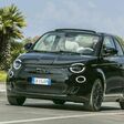 Fiat 500 mit italienischen Kennzeichen auf der Straße, mit Palmen im Hintergrund