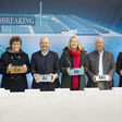 V.l.n.r.: Sylvia M. Felder (Regierungspräsidentin im Regierungsbezirk Karlsruhe), Jörg Burzer (Mitglied des Vorstands der Mercedes-Benz Group AG, Produktion und Supply-Chain-Management), Thekla Walker (Ministerin für Umwelt, Klima und Energiewirtschaft Baden-Württemberg), Michael Brecht (Betriebsratsvorsitzender des Gemeinschaftsbetriebs Gaggenau, zu dem das Werk Kuppenheim gehört), Christian Dusch (Landrat des Landkreises Rastatt)