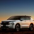 Mitsubishi Outlander Plug-in Hybrid mit Photoshopartigem Sonnenuntergang im Hintergrund