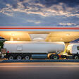 tankwagen tankstelle tanklaster transporter tanklastzug nachts tank laster lastwagen nacht tanken dramatisch betankung kraftstoff benzin benzinlaster truck lastzug tanker fracht tanklastwagen sattelzug schwerlast logistik energie treibstoff nachschub lieferung liefern abend abends beleuchtung weiß stadt station benzinpreis sprit tankfahrzeug energielieferant fuel gast station filling station service station petrol station delivery supply tank truck benzinpreise himmel öl