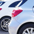 auto neuwagen autohaus pkw autokauf gebrauchtwagen heck leasing leasingfahrzeug zustand gebrauchtwagengarantie herstellergarantie garantie neu gebraucht lack silber weiß präsentieren autohandel automobilindustrie automobilhersteller hersteller marke automarke versicherung kfz reparatur autowerkstatt frontscheinwerfer halogen led modern design straßenverkehr autos reifen lackierer lackierung