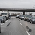 rettungsgasse autobahn rettung gasse stau staubildung fahrzeugschlange autos lastwagen lkw bundesautobahn straßenverkehr verkehr sicherheit gefahr gefährlich stauende