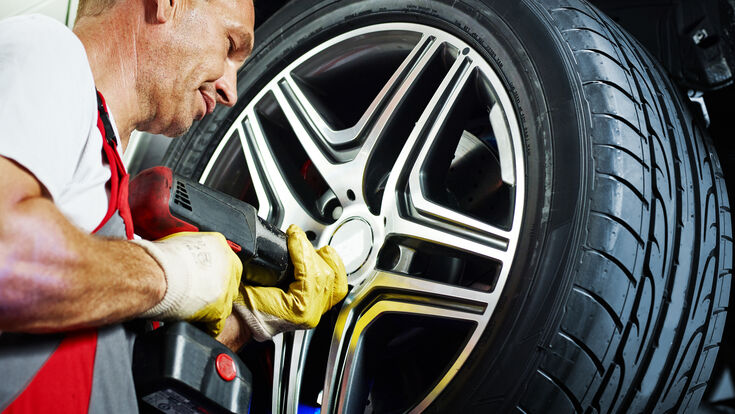 reifen wechseln autoservice werkstattservice reifenservice kfz-service kfz-werkstatt auto service autoreparatur autopflege reifenmontage reifenwechsel reifenstapel sommerreifen winterreifen automechaniker kfz-mechaniker ersatzteile scheibenbremse bremssattel bremsbeläge stossdämpfer autoreifen komplettrad reifen reifenreparatur reifendruck werkstatt schlagschrauber alufelge monteur mechaniker werkzeug kfz inspektion reparatur felge arbeiten beruf arbeit schrauben handschuhe rad montage umrüstung umrüsten winter sommer