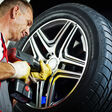 reifen wechseln autoservice werkstattservice reifenservice kfz-service kfz-werkstatt auto service autoreparatur autopflege reifenmontage reifenwechsel reifenstapel sommerreifen winterreifen automechaniker kfz-mechaniker ersatzteile scheibenbremse bremssattel bremsbeläge stossdämpfer autoreifen komplettrad reifen reifenreparatur reifendruck werkstatt schlagschrauber alufelge monteur mechaniker werkzeug kfz inspektion reparatur felge arbeiten beruf arbeit schrauben handschuhe rad montage umrüstung umrüsten winter sommer