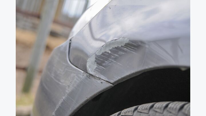 pkw mittelklasse mittelklassewagen auto fahrzeug kfz front kotflügel szoßstange beschädigt beschädigung krazer smartrepair karosserie schaden beule delle lackschaden unfall fahrerflucht reperatur kasko verischerung straßen verkehr straßenverkehr parkplatzschaden winterreifen grau lack