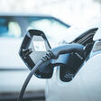 eauto e auto elektroauto eauto station e auto station tankstelle technologie zukunft umweltfreundlich umweltschädlich elektroantrieb grün energiewende strom energie aufladen auto aufladen elektro serienreife emission co2 hybrid strom tanken akku aufladen akku reichweite e-mobil elektromobil kfz pkw ladestutzen auto carsharing ladestation car sharing konzept mobilität emobilität emobility car2go flinkster drivenow vernetzte mobilität flexible mobilität vernetzt flexibel abend nacht