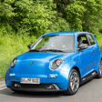 Blauer e-Go Mobile fährt auf der Straße