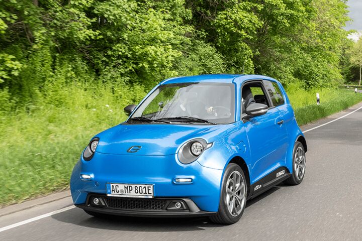 Blauer e-Go Mobile fährt auf der Straße