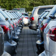 auto autos neuwagen fuhrpark fleet flotte management parken parkplatz cars front frontansicht reihe schlange stau ordentlich geparkt vorstellung vorführung serienmodell modell modelle diesel benzin fuhrparkmanagement heckansicht heck hinten ausstellung neu gebrauchtwagen car tageszulassung jahreswagen kaufen mobil mobilität firmenwagen dienstwagen