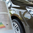 auto ökologie information kraftstoffverbrauch kohlenstoffdioxid umwelt siegel plakete emission verbrauch benzin diesel treibstoff prüfzeichen tanken neuwagen autohaus ausstellung verkauf leasing kaufen präsentation neu kauf vermarktung einzelhandel automobil fahrzeug werkstatt kraftfahrzeug kontrolle service pkw kfz tüv handel geschäft technik energie umweltschutz klima umweltverschmutzung ökologisch informieren co 2 co2 gütesiegel ausstoss angaben effizienz