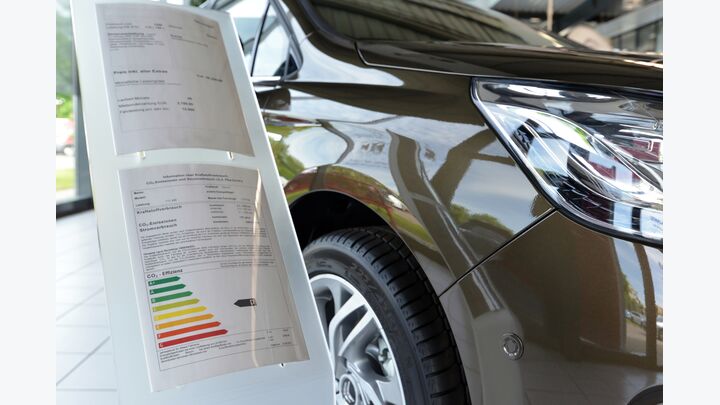 auto ökologie information kraftstoffverbrauch kohlenstoffdioxid umwelt siegel plakete emission verbrauch benzin diesel treibstoff prüfzeichen tanken neuwagen autohaus ausstellung verkauf leasing kaufen präsentation neu kauf vermarktung einzelhandel automobil fahrzeug werkstatt kraftfahrzeug kontrolle service pkw kfz tüv handel geschäft technik energie umweltschutz klima umweltverschmutzung ökologisch informieren co 2 co2 gütesiegel ausstoss angaben effizienz