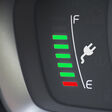 elektroauto auto stromer kfz fahrzeug kabel stecker tankanzeige ladestation automobil elektrisch strom fahren laden elektrizität ladestatus batterie autobatterie reichweite rest kilometer strecke hinweis information computer bordcomputer innenraum armaturenbrett cockpit anzeige ökomobil ökologisch mobilität emission emissionsfrei co2 grün umwelt umweltfreundlich umstieg technik technologie tanken