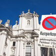 kurzparkzone parken wien österreich großstadt hauptstadt verkehr verkehrszeichen verkehrsschild parkzone parkverbot gebäude kirche skyline schild druckartikel parkuhr gebühr gebührenpflichtig ankuft abfahrt urlaub freizeit einparken uhrzeit parken verboten parkplatz parkplätze strafzettel parkwächter vergehen strafe straße innenstadt bezirk bezirke randbezirke parkstreit kfz pkw sehenswürdigkeit wahrzeichen warnschild kurzparkzonen parkdauer parkzeit innere stadt straßenschild auto autos