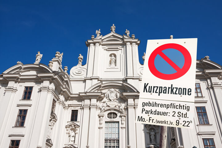 kurzparkzone parken wien österreich großstadt hauptstadt verkehr verkehrszeichen verkehrsschild parkzone parkverbot gebäude kirche skyline schild druckartikel parkuhr gebühr gebührenpflichtig ankuft abfahrt urlaub freizeit einparken uhrzeit parken verboten parkplatz parkplätze strafzettel parkwächter vergehen strafe straße innenstadt bezirk bezirke randbezirke parkstreit kfz pkw sehenswürdigkeit wahrzeichen warnschild kurzparkzonen parkdauer parkzeit innere stadt straßenschild auto autos