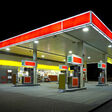 tankstelle benzin benzinpreis auto diesel bleifrei zapfsäule nacht nachtaufnahme co2-steuer energie energieknappheit emmissionshandel rohstoff shop architektur gebäude leer handel nachtschalter steuern abgaben pendlerpauschale individualverkehr teuer treibstoff verkehr mineralölkonzern öl beleuchtet energiewende umsatz tanke dach menschenleer umsatzeinbruch kosten verlassen