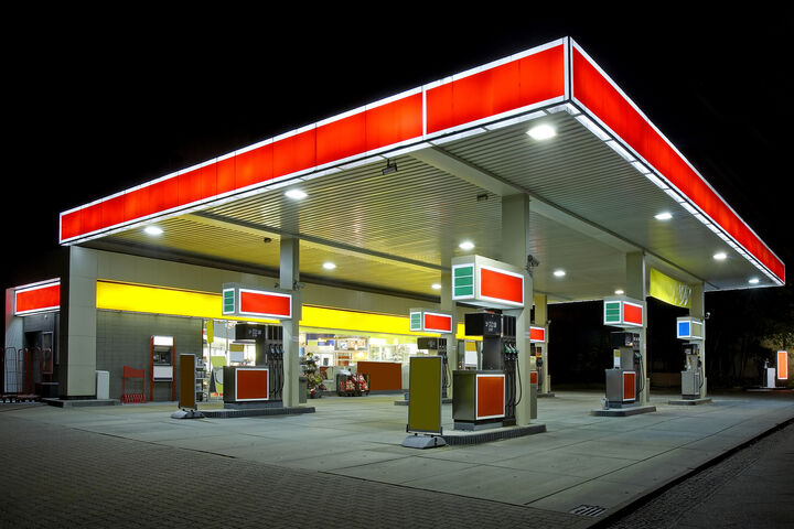 tankstelle benzin benzinpreis auto diesel bleifrei zapfsäule nacht nachtaufnahme co2-steuer energie energieknappheit emmissionshandel rohstoff shop architektur gebäude leer handel nachtschalter steuern abgaben pendlerpauschale individualverkehr teuer treibstoff verkehr mineralölkonzern öl beleuchtet energiewende umsatz tanke dach menschenleer umsatzeinbruch kosten verlassen