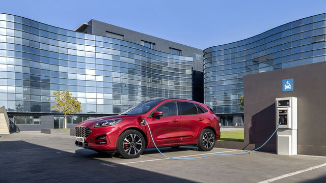 Roter Ford Kuga