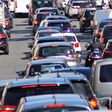 stau verkehrsstockung zähfliessend verkehr autos auto fahren stress umweltverschmutzung smog lärm laut dreck stinken paris innenstadt city rush-hour feierabendverkehr überfüllt menge reihe hupen hupkonzert quai fahrweise fahren wild durcheinander chaos lärmend konzentration feinstaub luftverschmutzung verschmutzung in der schlange stehen genervte fahrer raser unstrukturiert close-up umweltschäden ärger metropole ohne ordnung kein system staub schadstoffe umweltschutz nervös nahaufnahme verkehrschaos