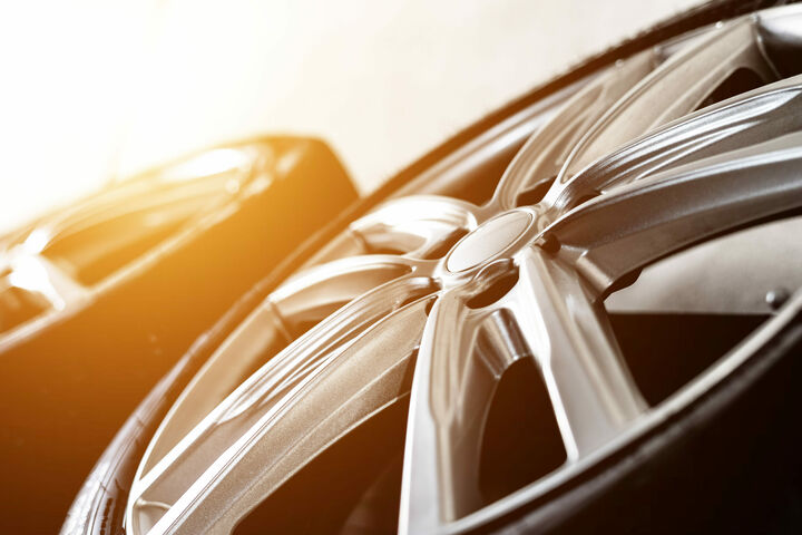 reifen felge reifenwechsel straßenverkehr auto mechaniker werkstatt instandsetzung instandhaltung speiche automobil kfz kfz service kfz werkstatt profil mindestprofiltiefe check winter sommer räder rad überprüfung kontrolle stabilität