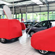 autohaus verkauf autowerkstatt autohandel vertrieb handel verkaufsraum werkstatt auto autos ausstellung kaufen präsentation leasing autokauf autoverkauf vermarktung kauf neu neuwagen einzelhandel kfz vor ort geschäft geschäftlich business handeln gewerbe erlkönig geheimhaltung prototyp verdeckt versteckt decke plane geheim pkw automobil fahrzeug kraftfahrzeug fahrzeuge verkaufen gebäude unternehmen unternehmung firma betrieb innen wertvoll teuer
