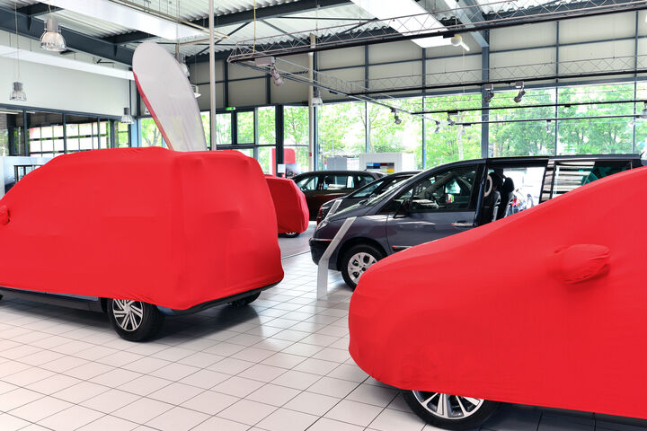 autohaus verkauf autowerkstatt autohandel vertrieb handel verkaufsraum werkstatt auto autos ausstellung kaufen präsentation leasing autokauf autoverkauf vermarktung kauf neu neuwagen einzelhandel kfz vor ort geschäft geschäftlich business handeln gewerbe erlkönig geheimhaltung prototyp verdeckt versteckt decke plane geheim pkw automobil fahrzeug kraftfahrzeug fahrzeuge verkaufen gebäude unternehmen unternehmung firma betrieb innen wertvoll teuer