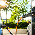 elektroauto ladestation aufladestation gegenlicht aufladen laden elektrotankstelle umweltfreundlich tankstelle stecker nahaufnahme e-mobilität auto sommer arbeitsplatz detail solartankstelle e-car stromtankstelle elektrisch elektro elektromobil elektromobilität energie mobilität strom tanken elektroautos tankstutzen technologie treibstoff zapfpistole sonnenstrahlen zukunftsmobilität ökologisch e-mobility nachhaltig kabel elektrofahrzeug charging station sonne parkplatz zapfsäule firma e-mobil von hinten charging station electric car