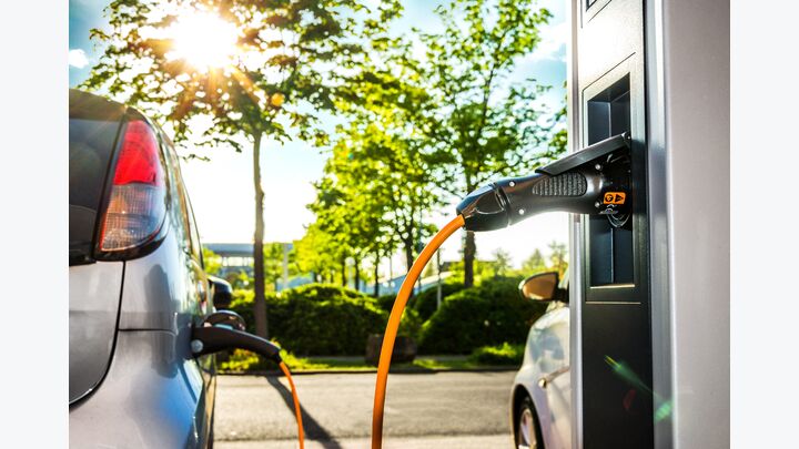 elektroauto ladestation aufladestation gegenlicht aufladen laden elektrotankstelle umweltfreundlich tankstelle stecker nahaufnahme e-mobilität auto sommer arbeitsplatz detail solartankstelle e-car stromtankstelle elektrisch elektro elektromobil elektromobilität energie mobilität strom tanken elektroautos tankstutzen technologie treibstoff zapfpistole sonnenstrahlen zukunftsmobilität ökologisch e-mobility nachhaltig kabel elektrofahrzeug charging station sonne parkplatz zapfsäule firma e-mobil von hinten charging station electric car
