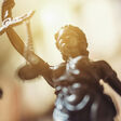 justitia rechtsanwalt gericht kriminalität gesetz richter justiz gleichgewicht schuldig freiheit urteil lichteffekt verbrecher bibliothek waage business frau bücherregal abmahnung alt lexikon universität schuld gesetzgebung gerichtssaal polizei unschuld stature maßstab sonne strafverfolgung gerichtsgebäude buch attentäter legal sonnenstrahlen richterhammer prozess tribunal rechtsspruch regierung strafe bronze figur straftat studieren symbol system