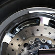 hinterrad rad scheibenbremse bremsbelag verschleiß verschleiss lüftungsloch auspuff reifen felge nahaufnahme closeup close-up motorrad technik spiegelung detail details maschinenbau maschine kraft power chopper chrom glanz reflektionen metall cruiser hintergrund highway hobby lebensphilosophie spaß freiheit vital vitalität midlife-crisis lebensmitte junggeblieben industrial