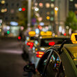 taxi taxis autos stadt transport fahren transportieren warten personenbeförderung teuer gefährlich dunkel lichter bokeh strasse touristen tourismus