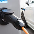 ladestation stecker elektroauto elektromobilität laden aufladen ladestrom spannung akku reichweite elektrizität elektrotankstelle stromversorger tanken alternativ antrieb elektromotor ökologisch umweltfreundlich co2 stromtankstelle stromkabel strom anschluss anschlusskabel umweltschutz klimawandel batterie akkuladung förderung ökologie stromanschluss elektrisch zukunftstechnologie verkehr umweltverschmutzung automobilindustrie auto fahrzeug ladekabel elektromobil tankstutzen e-mobility e-mobilität mobilität tankdeckel nachhaltigkeit abgasfrei zukunft elektrofahrzeug