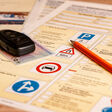 fahrschule führerschein fahrerlaubnis fahrschulbogen fragebogen fahrausbildung business kugelschreiber geld finanz kfz verkehr verkehrszeichen verkehrsschild abrechnung idiotentest arbeit mpu kfz zulassung balance bericht straßenverkehr straßenverkehrsordnung zeitung aussage absatzmarkt daten einkommen autoschlüssel zündschlüssel prüfung test zulassung zulassungsbehörde auto fahren theoretische prüfung bleistift