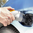 elektromobil aufladen elektroauto tankstelle antrieb technologie tanken plug in plugin auto batterie elektrisch alternative elektro elektromobilität energie energiequelle fahrzeug hybrid kabel laden mobil mobilität pkw steckdose stecker strom verbrauch ladestation ladesäule hand