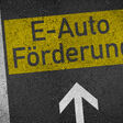 elektromobilität zukunft tankstelle steckdose batterie stromtankstelle schild wegweiser elektromotor plug-in zapfsäule ökologie ökologisch solartankstelle aufladen mobilität zukunftsmobilität solarstrom energieerzeugung energiegewinnung nachhaltig nachhaltigkeit e-mobilität ladestation schnellladestation e-auto busspur elektrotankstelle treibstoff umweltfreundlich umweltfreundlichkeit straße asphalt förderung staatliche förderung e-auto förderung elektroauto hybridauto zuschuss autohersteller strom bund ladesäule schnellladung infrastruktur aufladestation