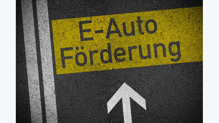 elektromobilität zukunft tankstelle steckdose batterie stromtankstelle schild wegweiser elektromotor plug-in zapfsäule ökologie ökologisch solartankstelle aufladen mobilität zukunftsmobilität solarstrom energieerzeugung energiegewinnung nachhaltig nachhaltigkeit e-mobilität ladestation schnellladestation e-auto busspur elektrotankstelle treibstoff umweltfreundlich umweltfreundlichkeit straße asphalt förderung staatliche förderung e-auto förderung elektroauto hybridauto zuschuss autohersteller strom bund ladesäule schnellladung infrastruktur aufladestation