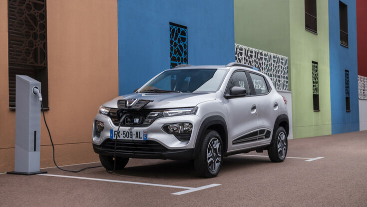 © Dacia BORNE DE RECHARGE, EN CHARGE, ESSAI PRESSE, GRIS SILVER, PAYSAGE URBAIN, STATIONNEMENT, VEHICULE ELECTRIQUE - VE