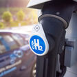 hydrogen green future energy mobility electric auto bike tankstelle h2 h2o wasserstoff wasser transport bicycle rad geschwindigkeit traffic stadt road autofahren strasse anreisen beförderung motorrad drive städtisch zeichen innenseite innenausstattung fast automobile taxi anfahrt automobil
