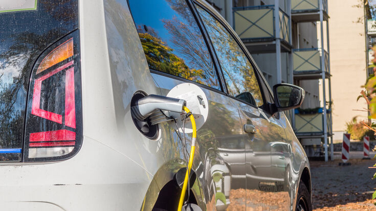 © Animaflora PicsStock - stock.adobe.com elektroauto auto carsharing elektrofahrzeug solartankstelle elektrisch ökologisch futuristisch zukunftsmobilität energie elektromotor stecker treibstoff mobilität nahaufnahme klima tankstelle steckdose tankstutzen detail aufladen sonne strom natur e-car aufladestation elektromobil zukunft elektromobilität elektrotankstelle station ecar technologie elektro electric laden charging e-mobil e-mobilität stromtankstelle umweltfreundlich nachhaltig tanken ladestation symbolbild zapfsäule symbolfoto e-mobility umweltschutz umwelt