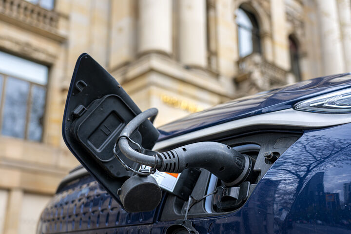 auto fahrzeug elektromobilität energie akku aufladen elektroauto tanken kabel ladestation umweltschutz stecker steckdose watt volt strom auto fahrzeug elektromobilität energie akku aufladen elektroauto tanken kabel ladestation umweltschutz stecker steckdose watt volt strom