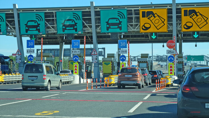 © sergeevspb - stock.adobe.com toll road speed highway car travel high traffic station line western diameter transport russia booth money vehicle gate pay asphalt freeway boundary fee fares russian transportation town route tax crossing motorway turnpike autobahn expressway city urban europe business infrastructure service modern day