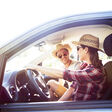auto abenteuer touristen trip urlaub familie frau mietwagen party sommer sonne reise autos cabrio auto fahren reisen schöner lächelnd mädchen natur personenwagen jung mann kaukasier kfz konzept lebensstil leute pärchen sonnenlicht autofahren outdoors paar person sonnenuntergang spaß straßen tage antrieb freiheit freudig freundinnen fröhlichkeit hintergrund jahrgang vehikel verkehr weiblich