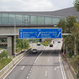 autobahn stadtautobahn schnellstraße straße fahrbahn fahrspur fahrspuren wien österreich schild beschilderung autobahnbeschilderung asphalt abbieger auto autos verkehr verkehrslage stau abgase transport umwelt urlaub landschaft brücke benzin diesel fahren fahrt sicherheit budapest praha prag graz gänserndorf stadlau linz handelskai lobau ölhafen lobau ziel weg fernverkehr fracht güter nahverkehr pendler lkw spur spuren