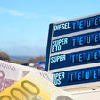 benzinpreis tankstelle preis teuer autobahn benzin diesel geld euro kosten preistafel kraftstoff inflation preisexplosion tanken straße auto zapfsäule kraftstoffpreis geschäft verteuerung belastung transport bezahlen konzept mobilität co2 klimawandel umweltschutz super